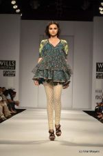 Model walk the ramp for Vineet Bahl Show at Wills Lifestyle India Fashion Week 2012 day 4 on 9th Oct 2012 (50).JPG